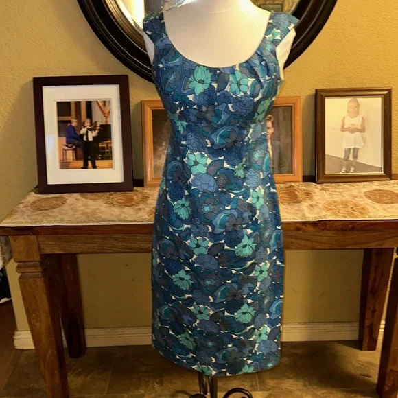 Maggie London Beauty in Blue - Picture 4 of 6